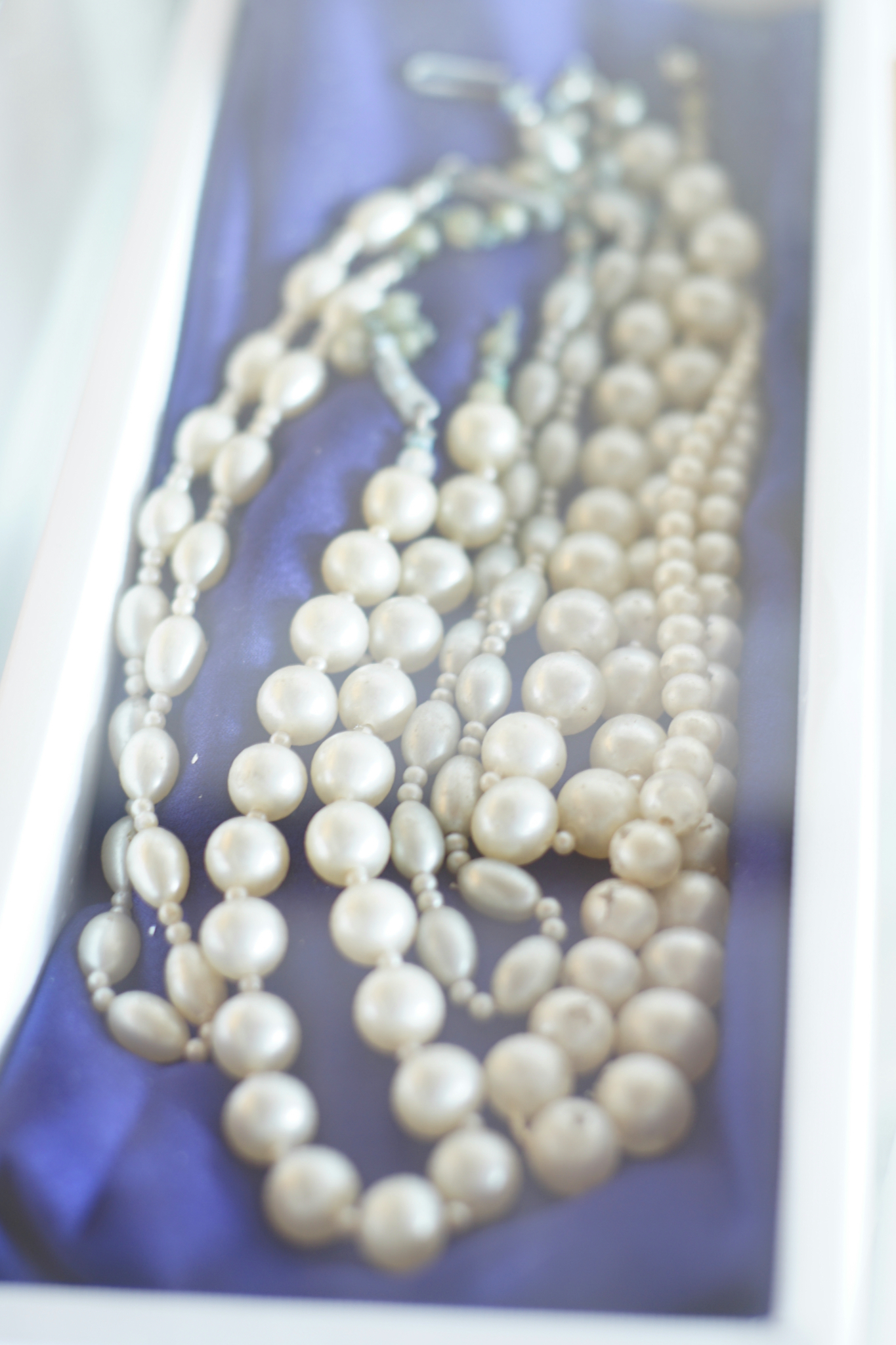 鰊の魚鱗箔で造られた人造真珠のネックレス